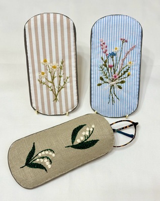 手刺繍入　貝ボタン付き メガネケース/ペンケース【うさことフラワーブーケ】 手刺繍入貝ボタン付き メガネケース/ペンケース【白い花の